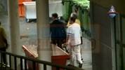 ??特爾施特根坐著輪椅離開醫(yī)院，西媒稱他髕腱斷裂將傷缺7-8個(gè)月