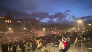 隔著屏幕都被震撼！紅煙滾滾、萬人大合唱，酋長球場外相當熱鬧！